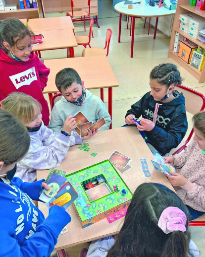 Per què els dies de pluja han de ser avorrits? Els estudiants de segon de l'escola andorrana de la Massana es diverteixen jugant a jocs de taula durant l'estona de pati quan plou.