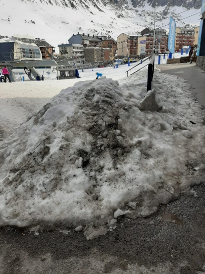 Carrers de la localitat fronterera on encara no s'ha netejat el gel