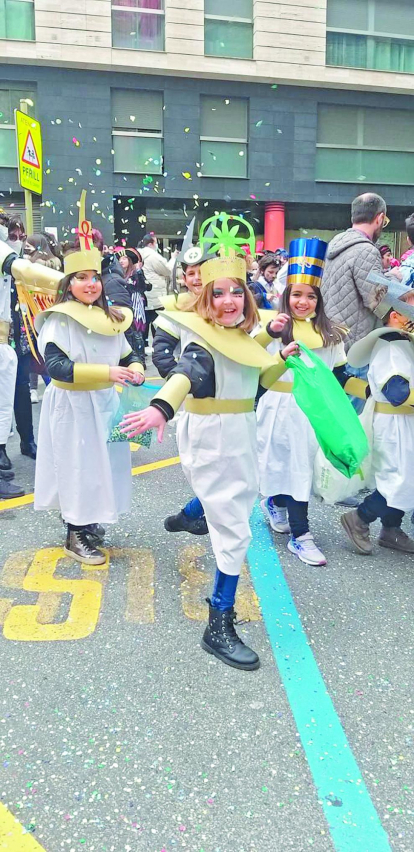 Els nens i nenes de l'escola francesa i andorrana de Sant Julià de Lòria van passejar pels carrers de la parròquia repartint confeti per a tothom i tenyint els carrers de diversió.