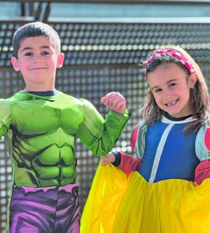 El rei Carnestoltes va fer vestir als alumnes d'infantil del col·legi Sant Ermengol de personatges Disney o de superherois. En Hulk, la Minnie o les princeses no hi van faltar.