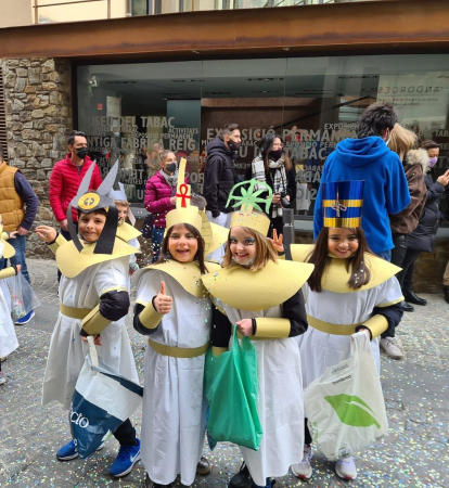 Rua de carnaval a les escoles de Sant Julià