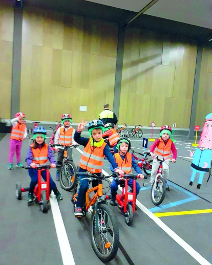 El grup dels Dofins de l'escola andorrana de Sant Julià de Lòria va practicar educació viària al circuit preparat per prendre consciència d'una bona circulació real.