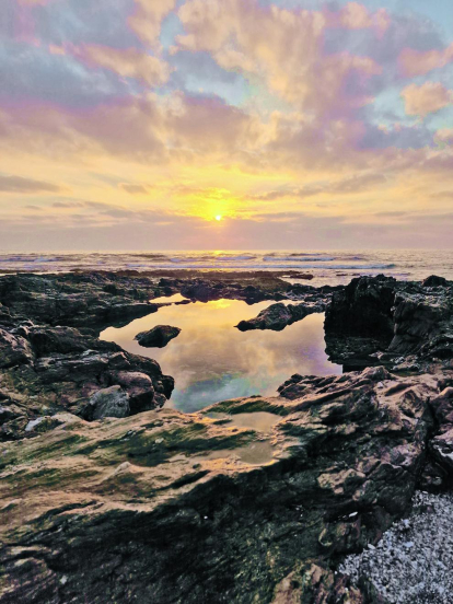 “Una posta de sol de pel·lícula en una 
platja màgica.” Així 
defineix Dana Varela la fotografia que ens fa arribar des de Caamaño, a la Corunya, a Galícia, un paradís rodejat de costa que ha pogut visitar durant les 
vacances d'estiu.