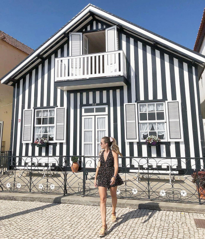 La Paula Jiménez ha passat unes vacances a Costa Nova (el poble de les cases de colors), a la ria d'Aveiro, a Portugal, on li han fet aquesta foto, que ha descrit amb el peu “Colecione viagens e não coisas”.