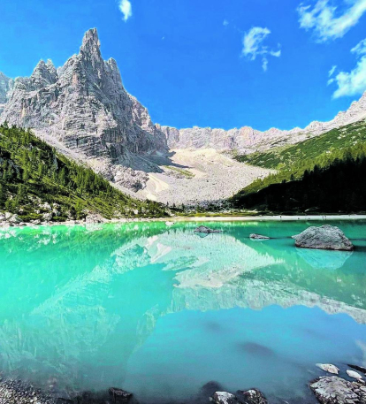 El llac de Sorapis, a les Dolomites. “Les aigües de color turquesa ho són pel sediment en pols de la roca dolomia, una variant de la roca calcària”, explica la Raquel sobre el llac que forma part del Circ de Sorapis, envoltat de muntanyes de 3.000 metres.