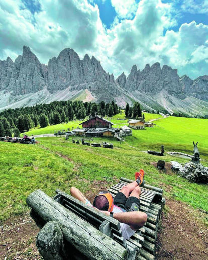 Descans des d'un dels bancs amb millors vistes de les Dolomites. En Yon ens fa arribar una fotografia del viatge que ha fet aquest estiu al nord d'Itàlia. Concretament, des del refugi Odle, al parc natural Puez Odle.
