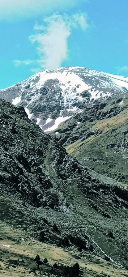 Xavier Rillo mostra en aquesta imatge una de les cares del Puigmal en la seva ascensió per Fontalba. Aquesta és la muntanya més alta de la província de Girona, a 2.909 metres, a més d'emblemàtica i concorreguda.