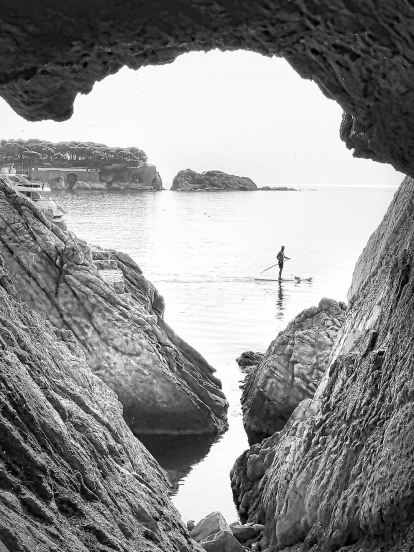 A s'Agaró, Costa Brava, hi ha moltes coves amb accés directe al mar. Sergio López diu que és “un lloc espectacular”, tot i que per visitar-lo, a la majoria només es pot arribar pel mar. Per ell, ha estat “una aventura d'estiu”.