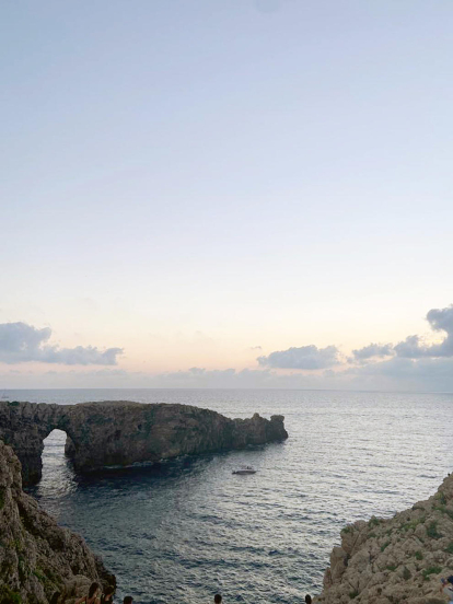 “Tot i que sol estar ple de gent, és imprescindible acabar el dia veient com es pon el sol des d'aquest indret tan especial”, afirma la Margarita Prat després de viure aquesta experiència al Pont d'en Gili a Menorca.