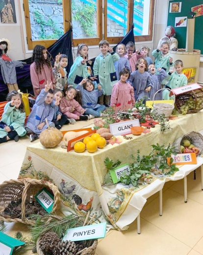 Un any més els alumnes d'infantil del Mare Janer van gaudir dels fruits i les fruites de la tardor amb l'exposició de cadascun d'ells i amb la seva identificació a les aules.