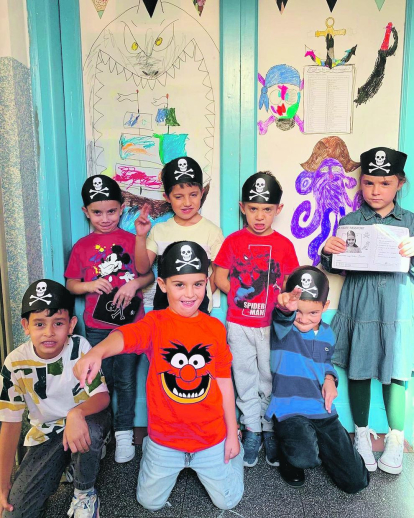 Els pirates han arribat a 1r de primària del Safa d'Escaldes per convertir tots els infants en els reis del mar: un barret de pirates, murals a les parets i un passaport per a tots ells.