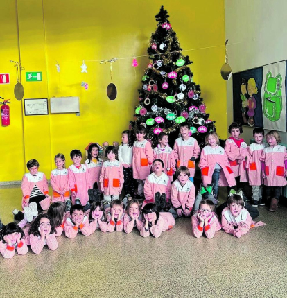 Els nens i nenes d'infantil del col·legi Sant Ermengol van guarnir l'arbre de Nadal de la secció amb originals motius nadalencs elaborats per ells mateixos. S'ho van passar d'allò més bé en espera de les festes nadalenques.