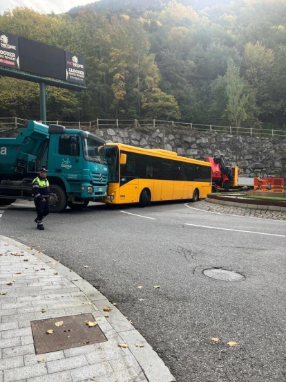 L'autobús amb un dels camions amb el qual ha col·lidit