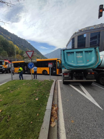 El xoc ha estat entre dos camions i un autobús