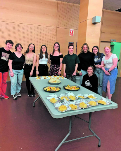 Els participants en el curs de cuina del Punt Jove de Canillo van innovar amb la preparació d'una quiche i postres variades. Al final de la classe van degustar les creacions.