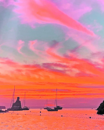 Jordi Marí participa en el concurs d'estiu del DMG amb aquesta fotografia a Benirràs, Eivissa, titulada Sol post, on destaca el color del cel reflectit a les aigües cristal·lines d'aquesta illa balear.