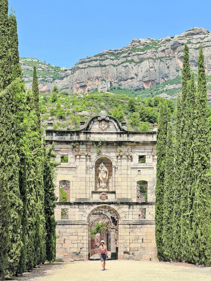 Héctor Manresa ens fa arribar aquesta instantània de la cartoixa d'Escaladei, ubicada al Priorat, “on hi ha un bell paratge emmarcat per la Serra del Montsant”, segons assegura l'autor de la fotografia.