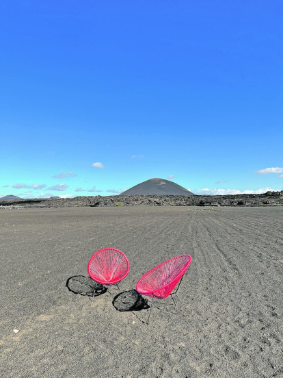 “Les cadires enmig del majestuós paisatge volcànic de Lanzarote que inviten a la reflexió i al descans” és el títol que posa Eva Garcia a aquesta fotografia, feta a final d'agost en una de les illes Canàries.