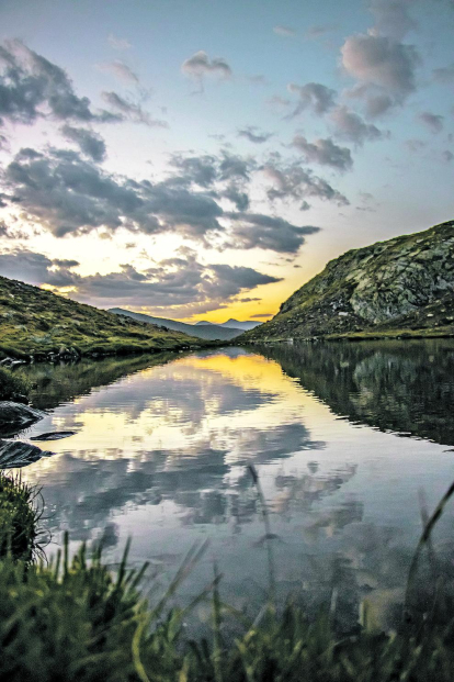 “La bellesa d'una sortida de sol entre dues muntanyes que emmarquen l'estany dels Meners. Un recordatori de l'encant d'Andorra i la necessitat de preservar i apreciar els nostres entorns naturals”, destaca Troguet.
