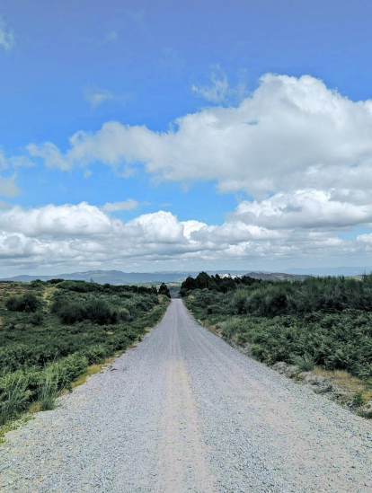 Carreteres infinites a Fafe, al nord de Portugal, on deixar-se perdre pels paratges més especials amb cotxe. Sergi Costa ens mostra un paisatge verd amb un cel blau i alguns núvols del país de Saramago.