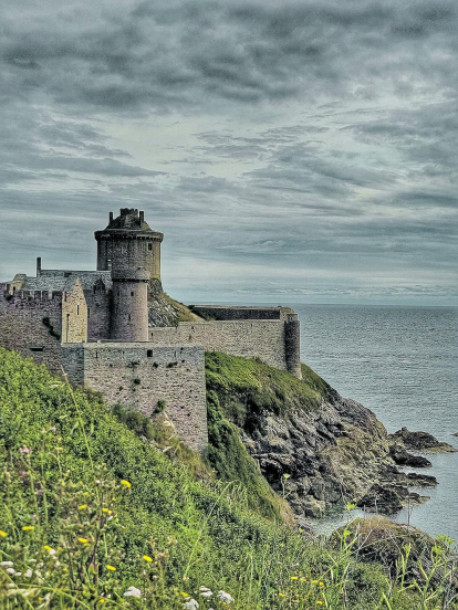 Fort La Latte o Castell de la Roche Goyon, a uns 4 km del cap de Frehel, a Bretanya, “amb unes vistes impressionants i espadats de vertigen”. “No us perdeu la pujada a la torre des d'on observar les diferents panoràmiques que l'envolten”, recomana l'Àngels.