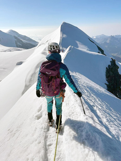 La foto mostra un moment de la famosa travessa dels pics Breithorns per l'aresta que separa Itàlia i Suïssa, al massís del Monte Rosa. “En mirar enrere des de la meitat del recorregut i veure els passos ja realitzats, l'ambient és impressionant”, comenta l'autor.