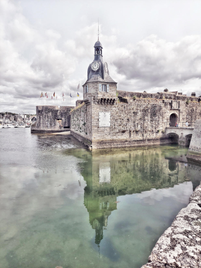 La M. Àngels Díaz comparteix aquesta fotografia de la ciutat emmurallada de Concarneau, construïda sobre un illot. A la imatge podem apreciar com es reflecteix la ciutat fortificada a l'aigua.