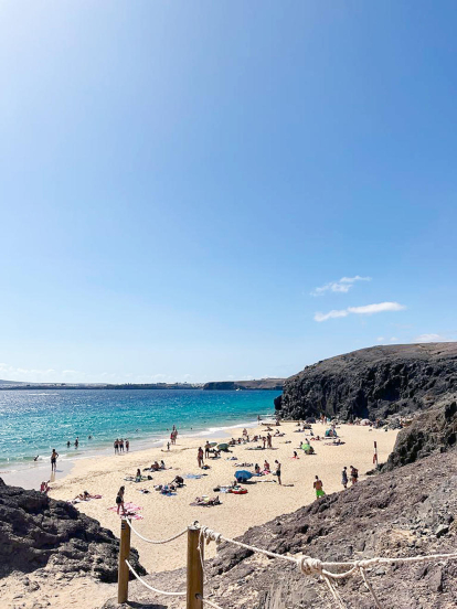 Dia assolellat a la platja Caleta del Congrio, a la costa sud de l'illa de Lanzarote. “El que més m'agrada d'aquesta imatge són els diferents tons de blau que es poden veure al mar”, explica la participant.