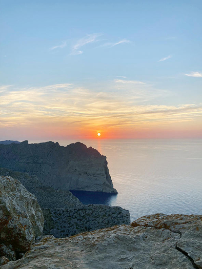 “La millor manera d'acabar un gran dia.” Així descriu Helena Muniesa aquesta fotografia, que capta una posta de sol ben ataronjada des de la costa de l'illa de Mallorca.