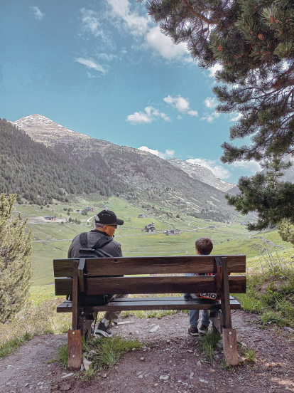 La María Eugenia Grill comparteix aquesta fantàstica fotografia familiar a la vall d'Incles. Asseguts en un banc i amb un preciós paisatge de fons, la fotògrafa explica que “avi i net conversen i admiren la vall”.