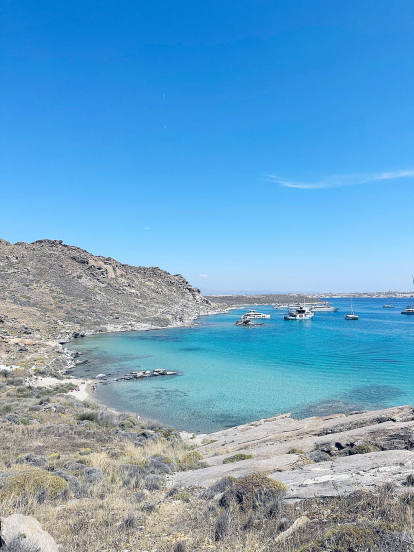 Les vacances de la Miriam Quesada han estat a Paros, una de les illes gregues de l'arxipèlag de les Cíclades. L'autora de la imatge ens explica que són “30 minuts caminant que tenen la seva recompensa” i la fotografia ho representa.