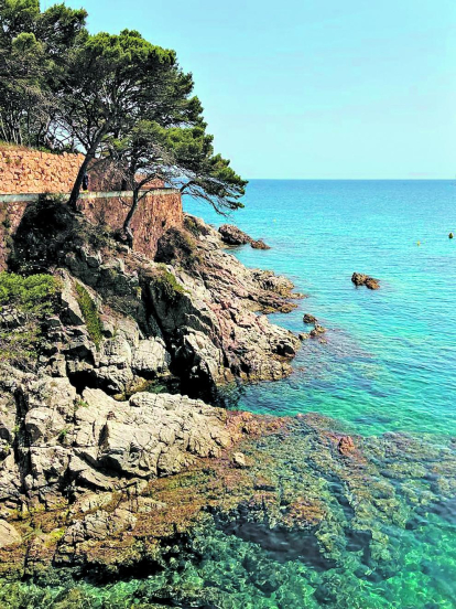 “Sant Joan a S'Agaró”, expressa en Marc Funollet, que va passar la festivitat vora la platja. Això sí, concreta que va haver d'anar-hi “ben aviat per evitar el bullici dels turistes”, típic a la Costa Brava amb l'arribada de l'estiu.