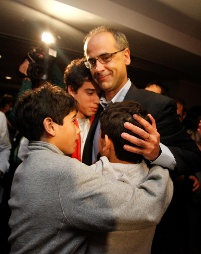 Toni Martí amb els seus fills celebrant una victòria electoral