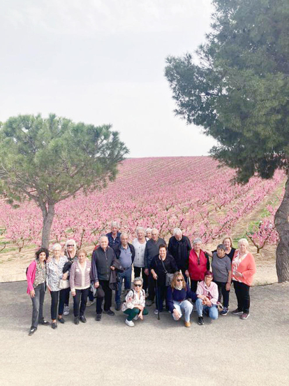 Una vintena de padrins i padrines de Canillo es van desplaçar a Aitona per donar la benvinguda a la primavera, i admirar i gaudir dels paisatges florits de la zona.