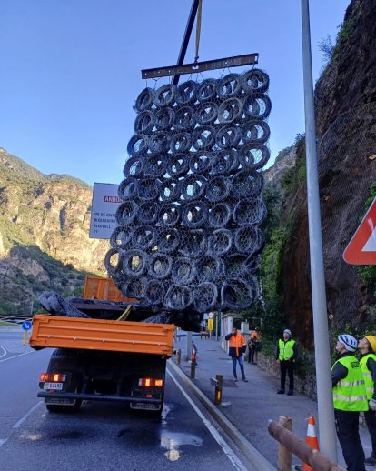 Treballs per retirar un talús inestable a la rotonda d'Aixovall