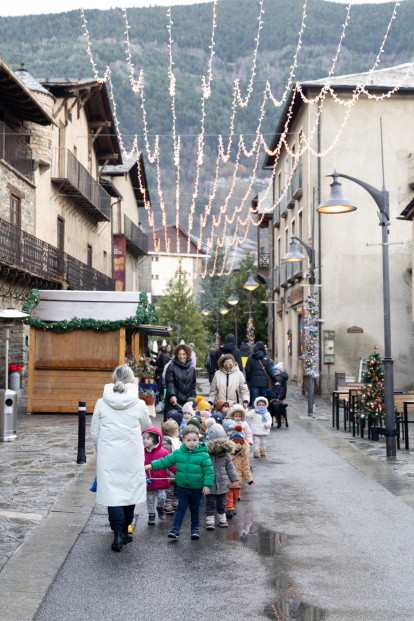 Visita dels infants a la fira de Nadal d'Ordino