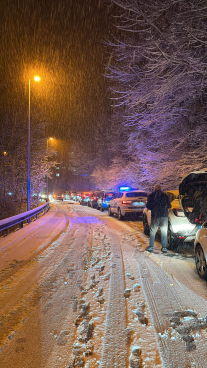 Cua de vehicles aturats per la neu a Arinsal