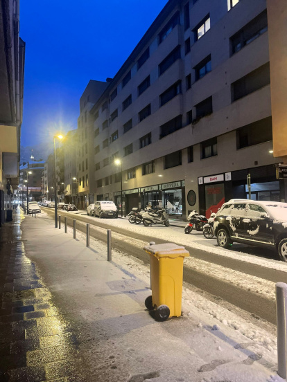 Vehicles coberts per la neu a Escaldes