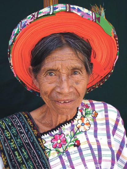 Les dones tz'utujils s'enrollen al cap una cinta anomenada tocoyal.