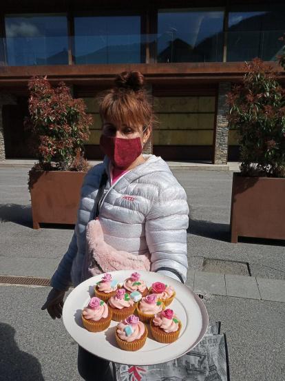Els voluntaris d'Ordino que porten la compra a aquells que ho necessiten van portar dolços per celebrar Sant Jordi