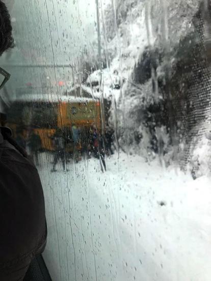 Bus accidentat a Sant Julià per la neu a la calçada dimecres al matí