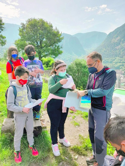 Els guies de muntanya van portar els infants escaldencs al solà d'Engolasters, on els van ensenyar a respectar l'entorn i orientar-se amb un mapa. La jornada va acabar amb premis!