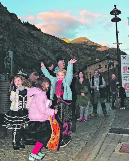 Els canillencs incondicionals no van fallar a la castanyada organitzada pel comú. La festa va estar assegurada sense que hi faltessin castanyes, música i disfresses!
