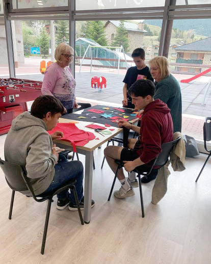 Els joves de Canillo van començar a preparar les capes de Sant Joan amb l'ajuda de la Rosa i la Carme, que es van acostar al Punt Jove per passar una estona amb ells.