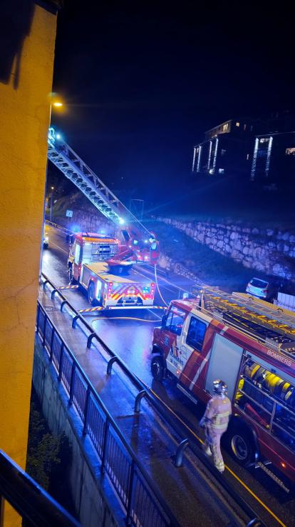 Els bombers treballant en l'extinció del foc