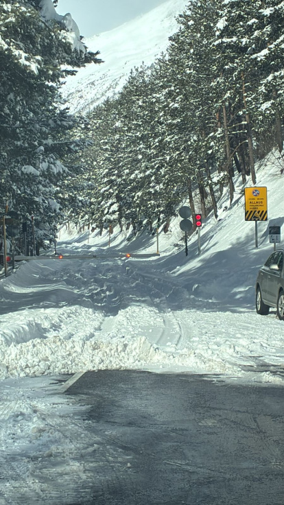 La carretera d'accés a Arcalís tancada per l'acumulació de neu