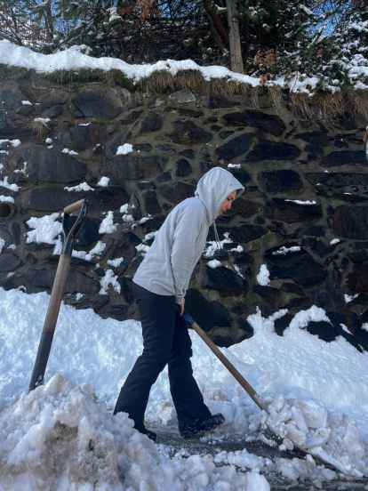Un operari del comú de la Massana traient neu aquest matí.