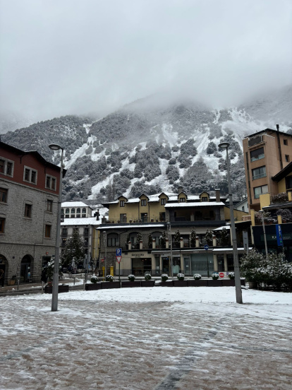 Neu a la plaça Rebés d'Andorra la Vella.