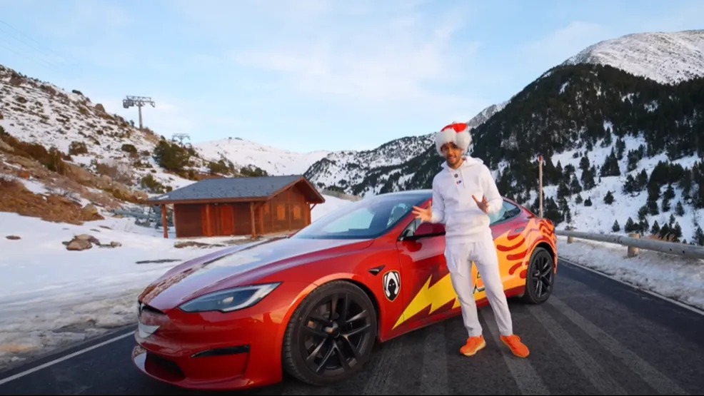 TheGrefg with the raffle car.
