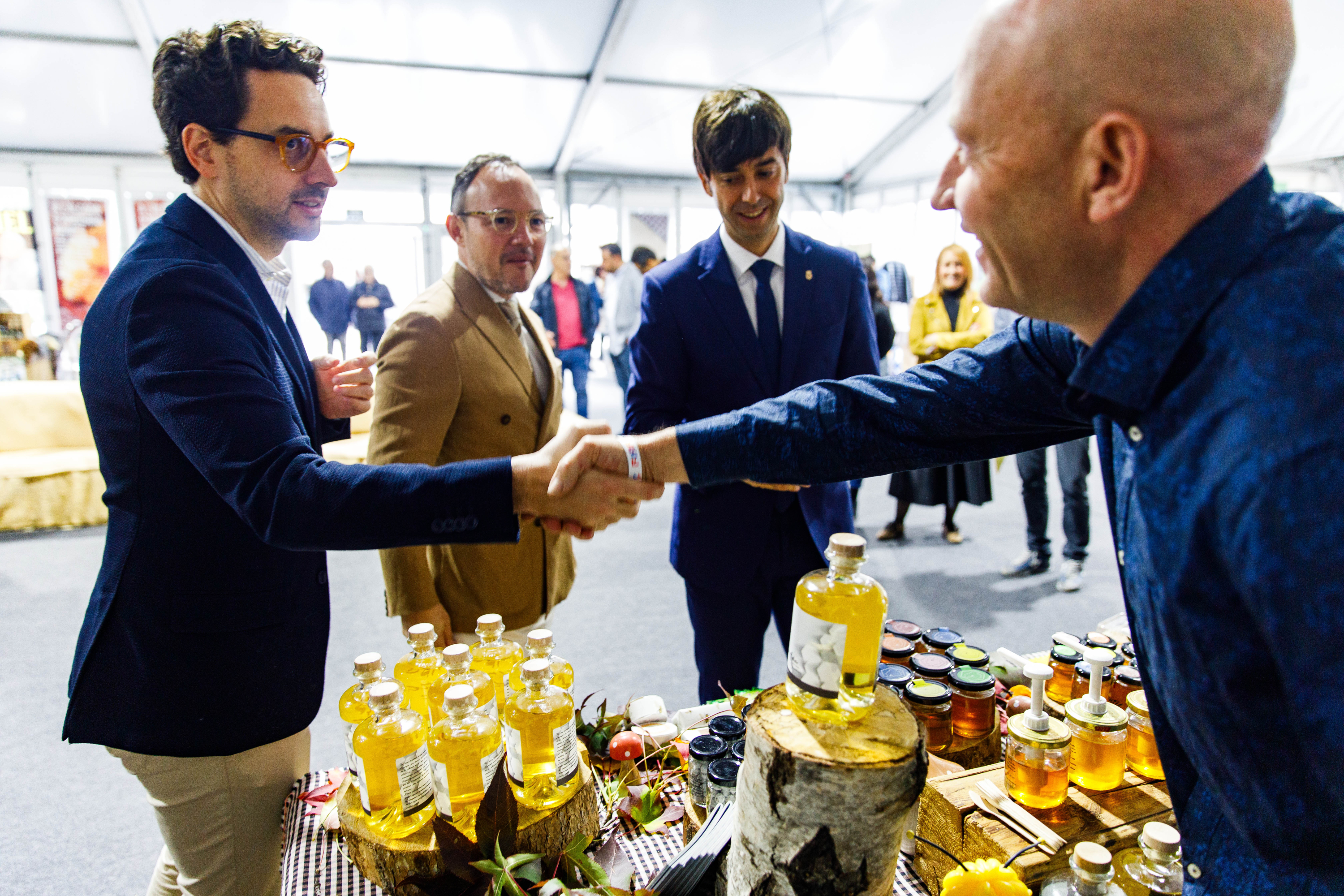 The Minister of Agriculture and Livestock, Guillem Casal, greeting a honey producer.